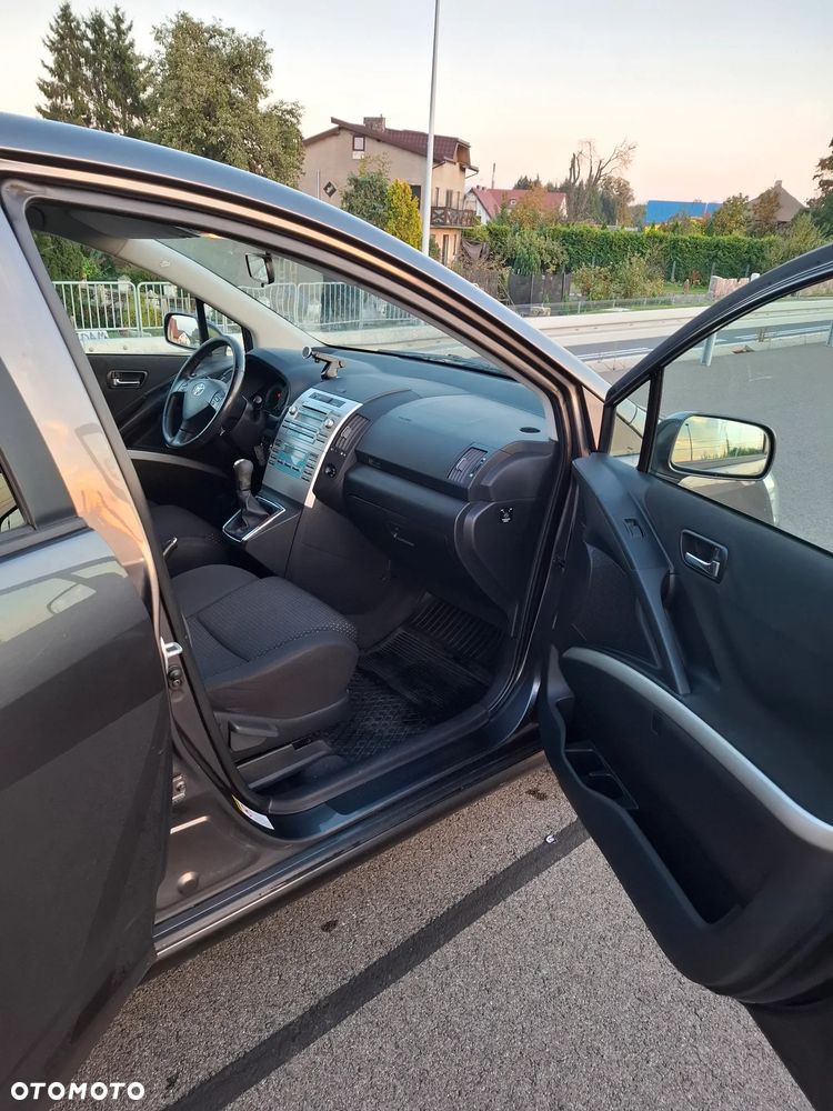 Toyota Corolla Verso - 12