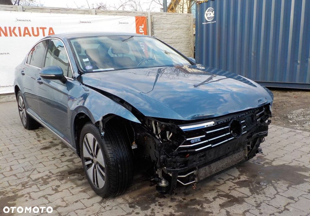 Volkswagen Passat - 1