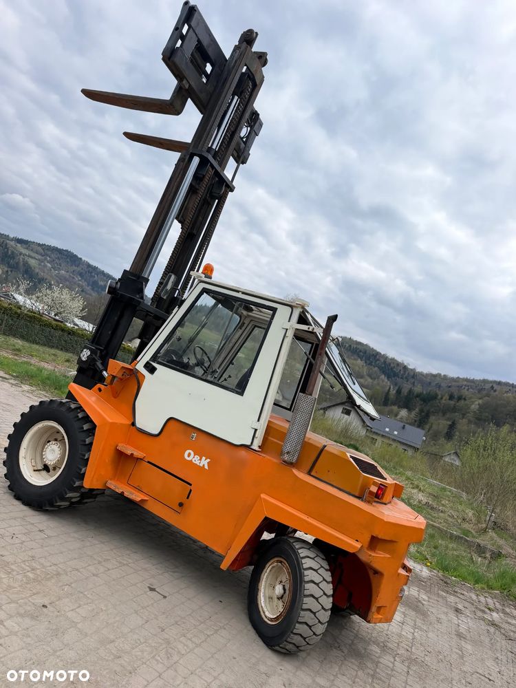O&K V80 Wózek Widłowy Niemiecki Producent O&K. Silnik DEUTZ 90 km. Udźwig 8 ton. Gabarytowo mała maszyna z Wielkim udźwigiem. Podwójne Koła. Regulacja wideł i Karetki Hydrauliczna. Maszt TRIPLEX. niski przebieg 5790h. Maszyna Pochodzi z Norweskiej Komuny! Nie posiada luzów i wycieków Jazda Hydrostatic. Stan Perfekcyjny! DIESEL. Opony Nowe. Okazja - 7