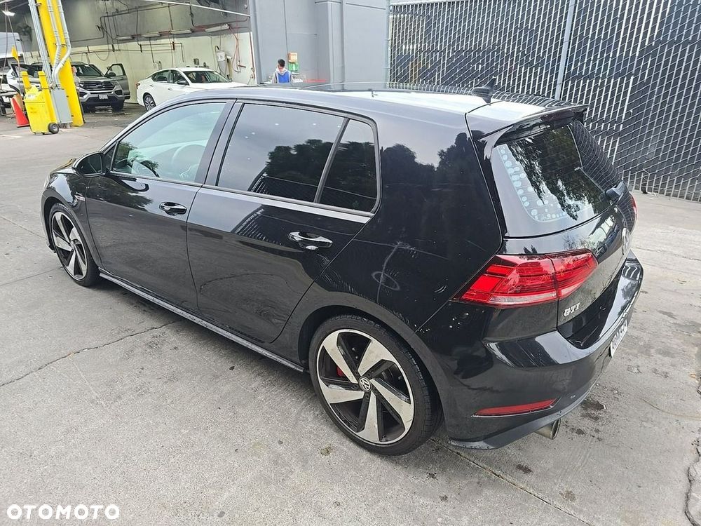 Volkswagen Golf - 6