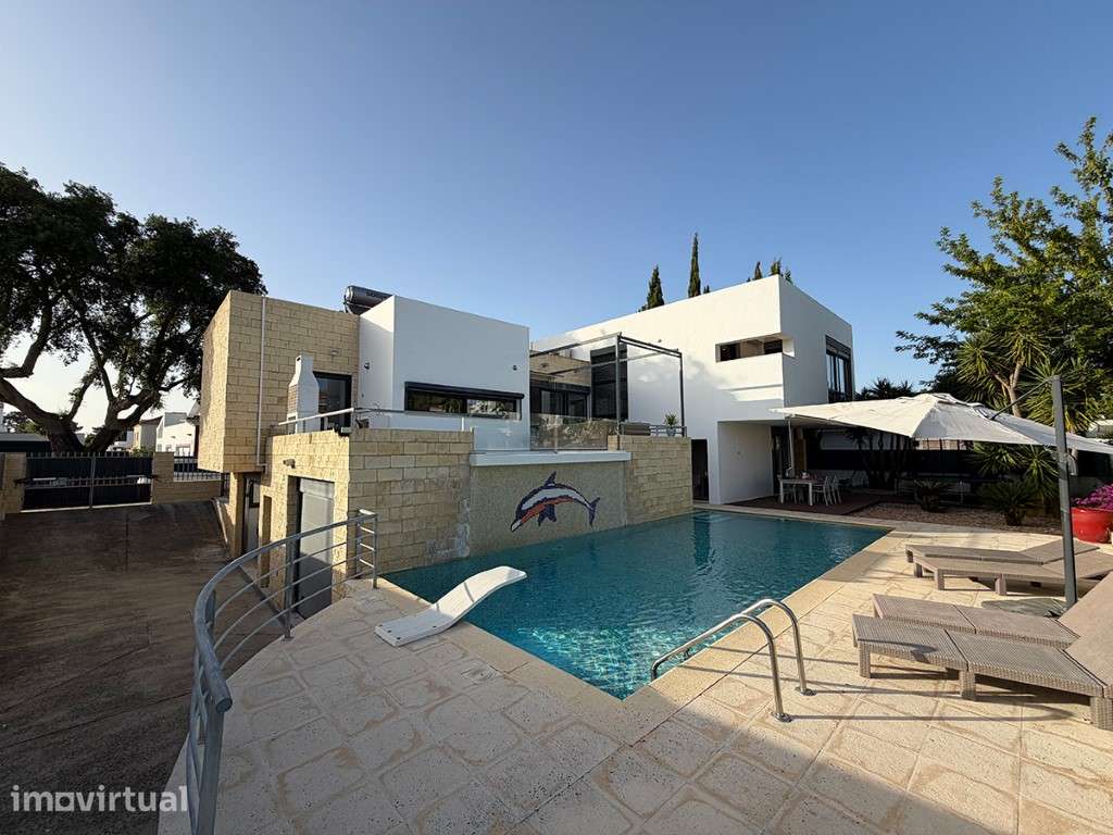 Moradia a venda em Azeitão, T5 com Piscina, Cave e Garagem em Vila ... - Grande imagem: 3/48