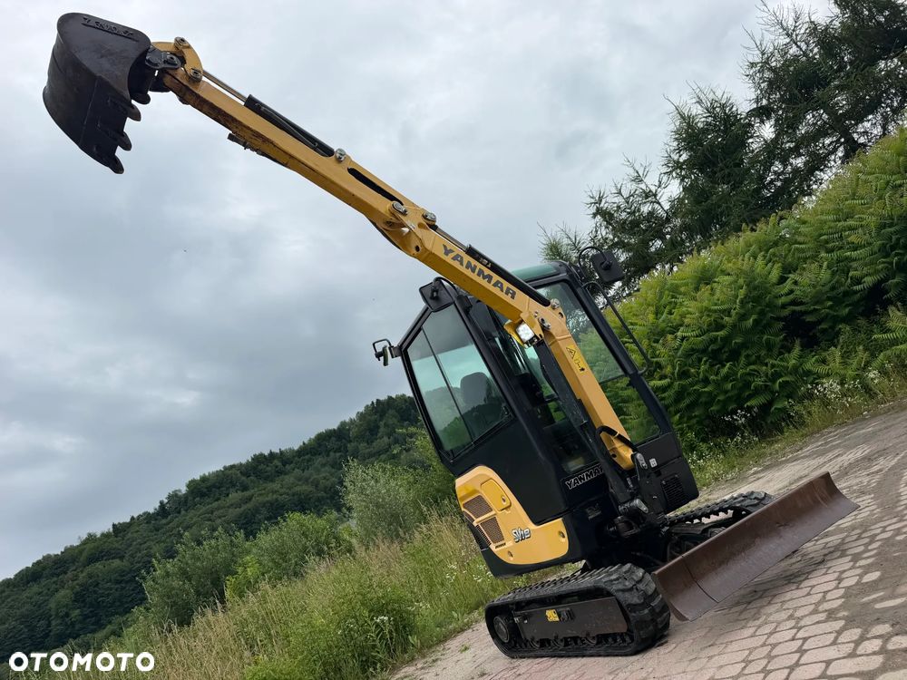Yanmar SV18 Koparka Gąsienicowa 2 tony. Długie ramię PLUS. Szybkozłącze plus łyżka kopiąca. Rozsuwane Hydr. podwozie! Sprowadzona z Gospodarstwa Norweskiego! Maszyna jak Nowa z Salonu! 2017 rok. 1200 mtg! Gąsienice bez zużycia jak Nowe! szybka wolna jazda. Ani deka luzów i wycieków. OKAZJA Dodatkowe sekcje Hydrauliczne pod młot i wiertnice. Fabryczny lakier na podzespołach! Zebatki w pięknym stanie. Ogrzewana wentylowana Kabina. OKAZJA TANIO - 2