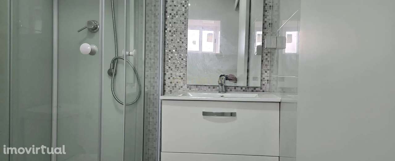 Moradia terrea e germinada T2+1 totalmente remodelada no centro de Sac - Grande imagem: 5/8