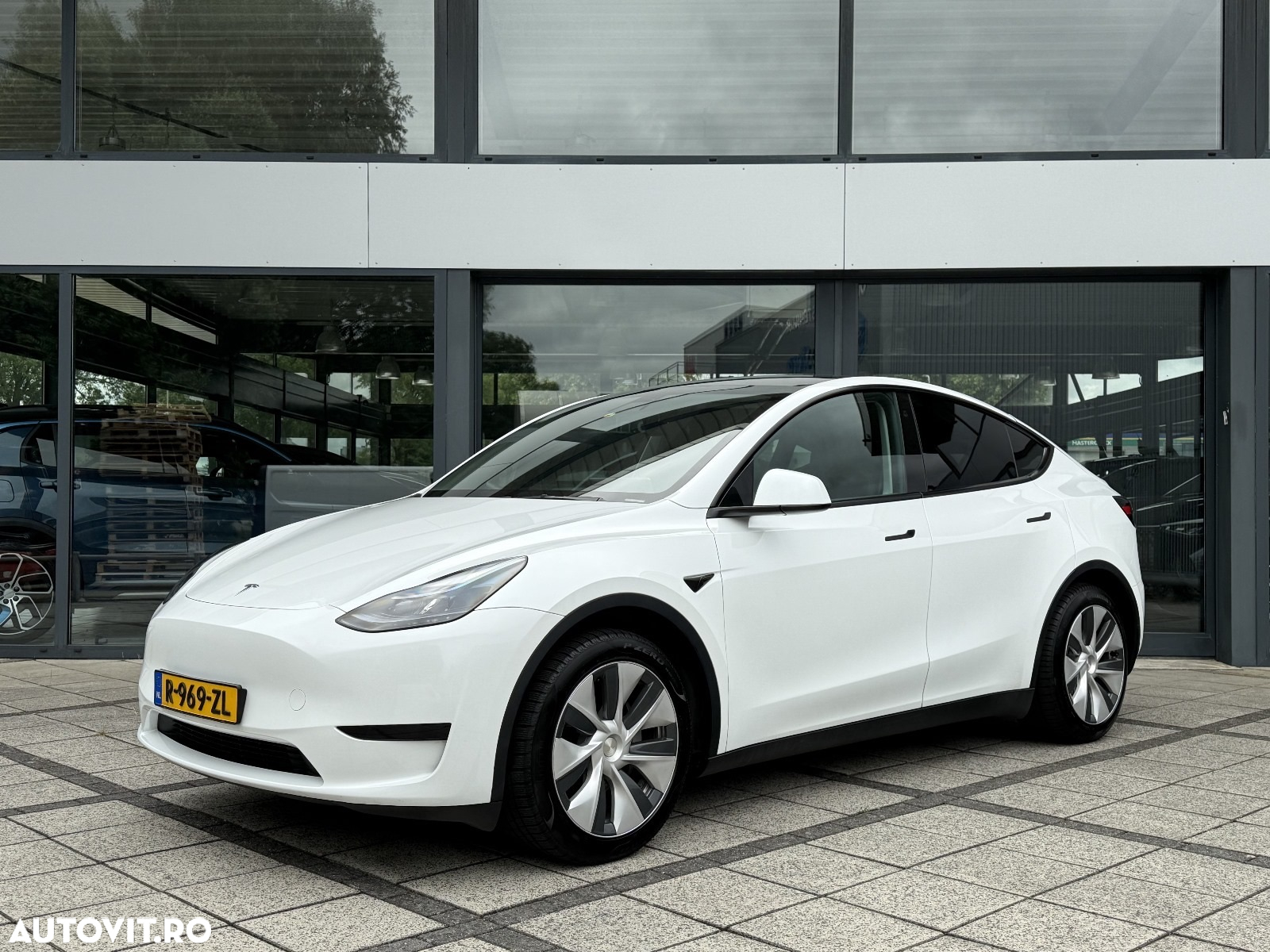 Tesla Model Y - 3