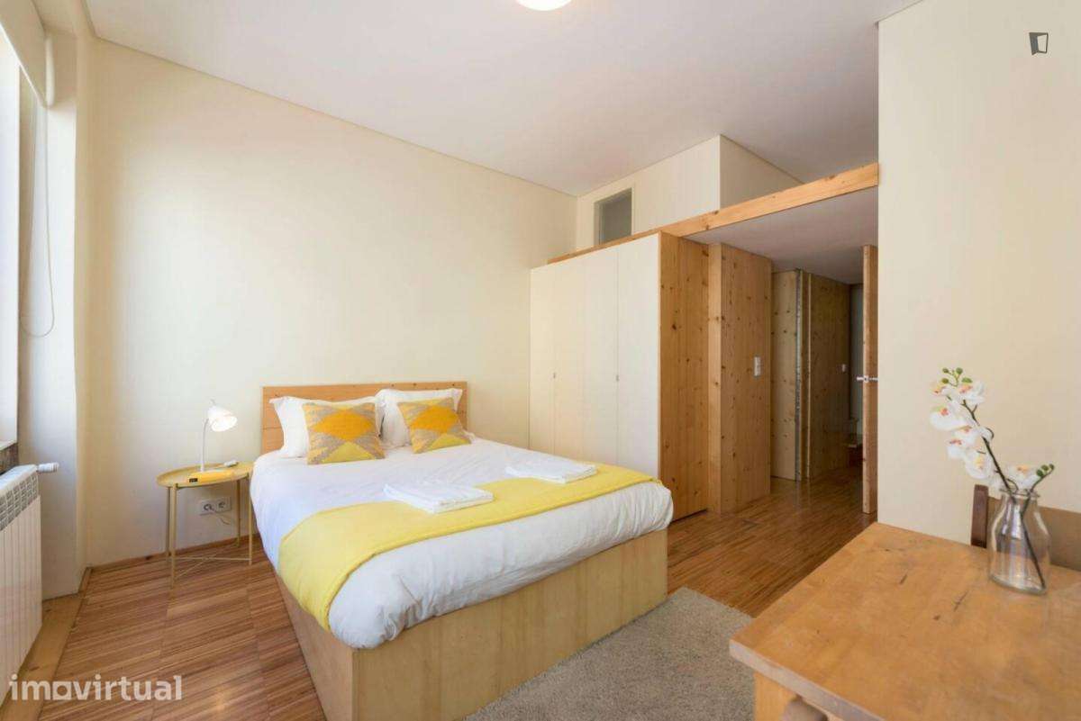 Quarto - localizado em Santo Ildefonso Porto - Grande imagem: 5/13