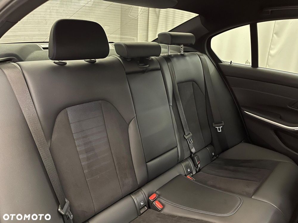 BMW Seria 3 320d xDrive mHEV M Sport sport - 35