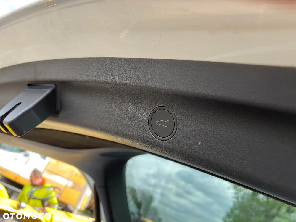 Tesla Model Y Long Range Dual Motor AWD - 23