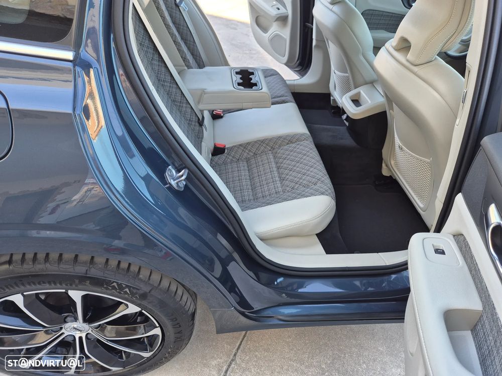 Volvo V60 2.0 D3 Momentum Plus - 45