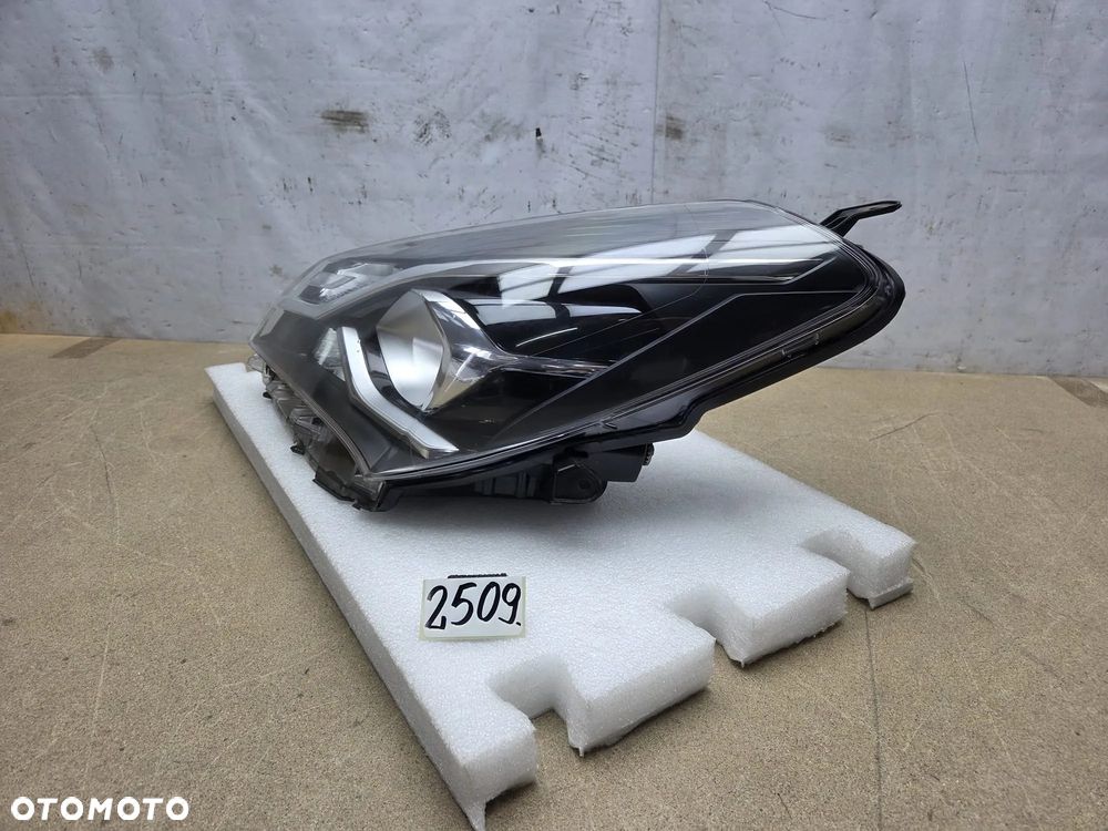 Toyota Yaris III 3 lift 17-20r lampa lewy lewa przód przednia - 3