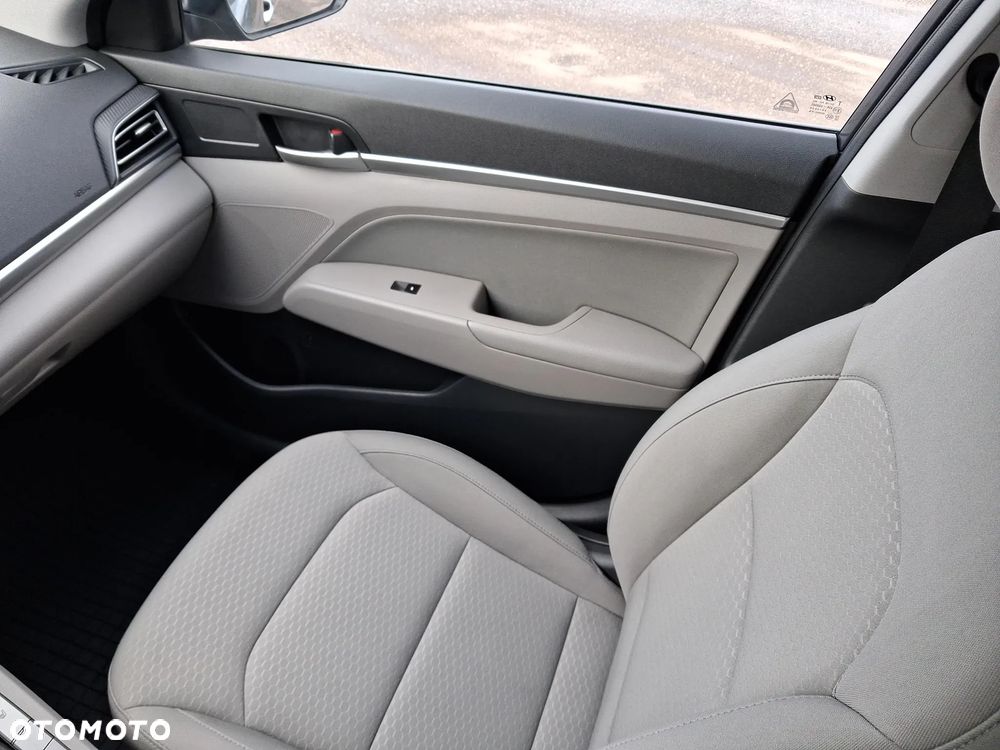 Hyundai Elantra 1.6 Comfort - 23