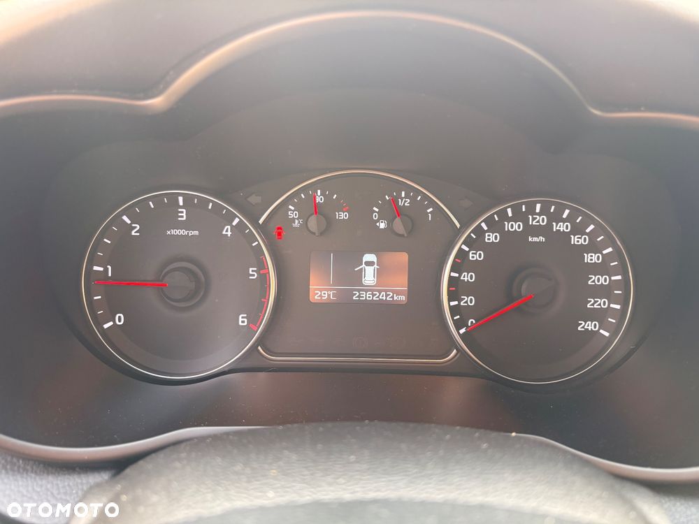 Kia Carens 1.7 CRDi XL 7os - 26
