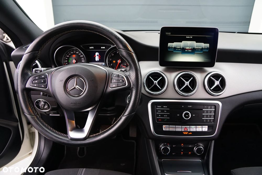 Mercedes-Benz CLA 180 7G-DCT UrbanStyle Edition - 34