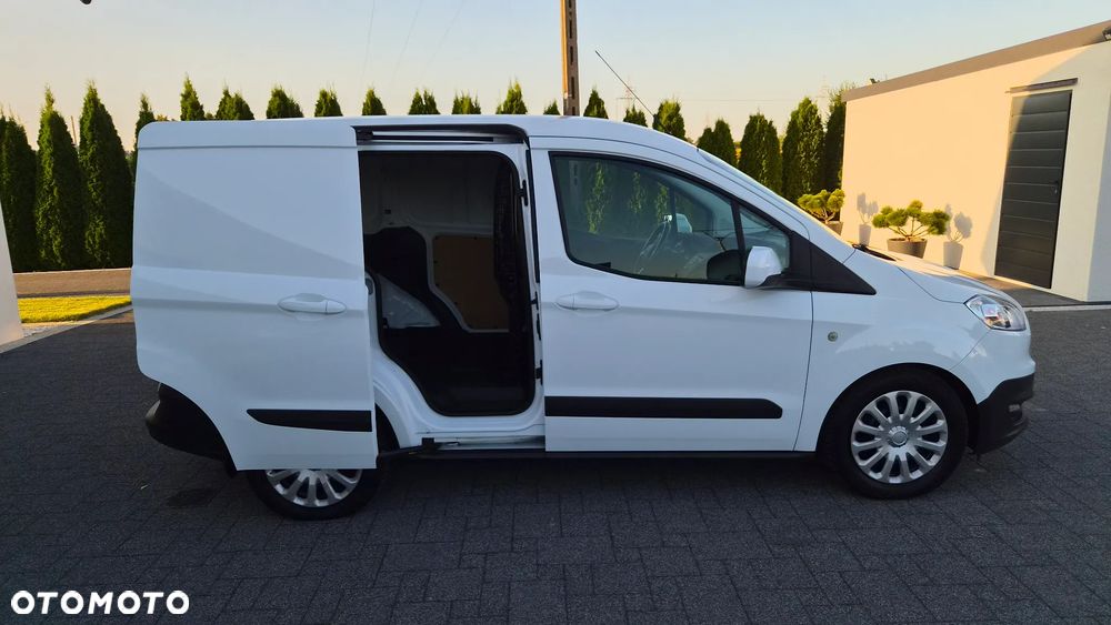 Ford Transit Courier - 26