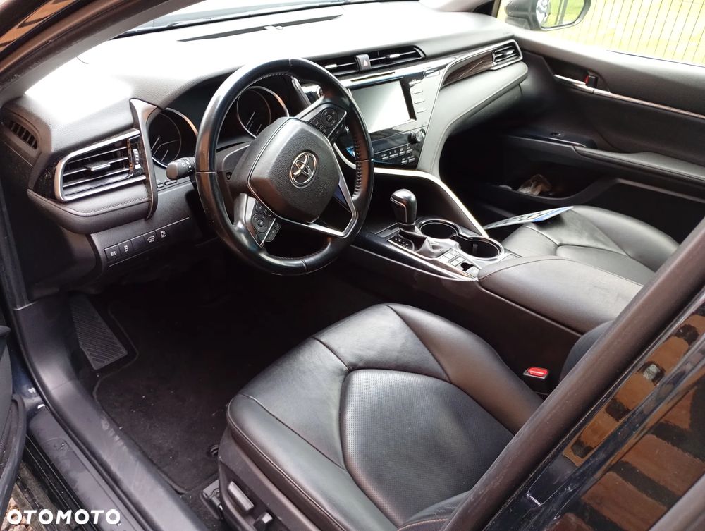 Toyota Camry Luxury - 3