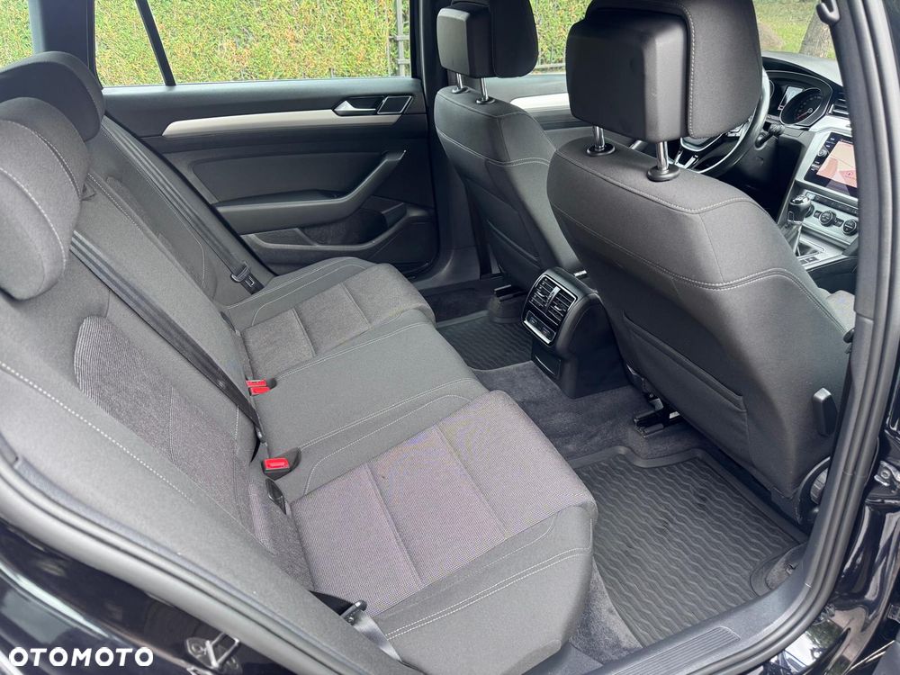 Volkswagen Passat 2.0 TDI SCR Elegance - 10