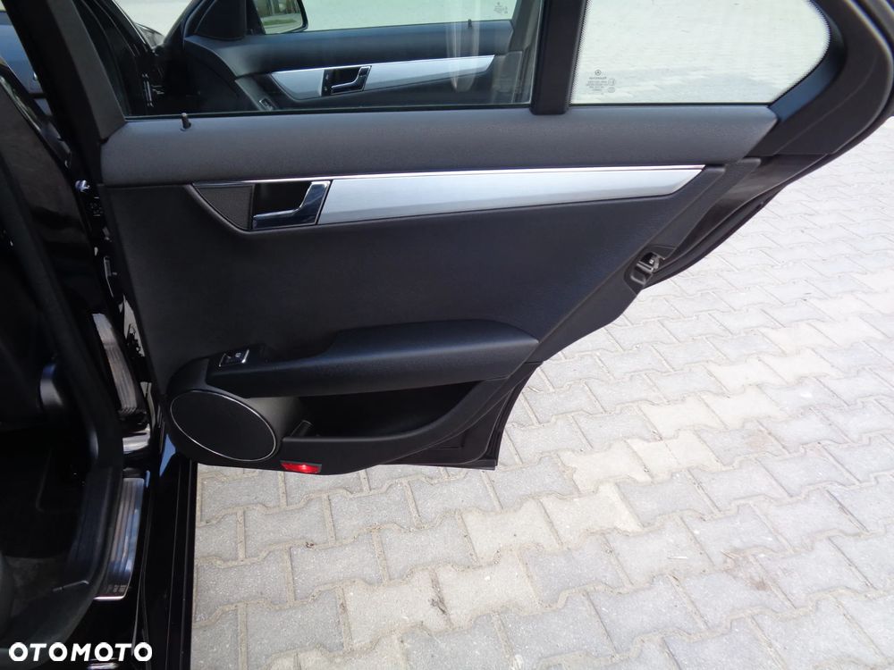 Mercedes-Benz Klasa C 180 CGI BlueEFFICIENCY Avantgarde - 32