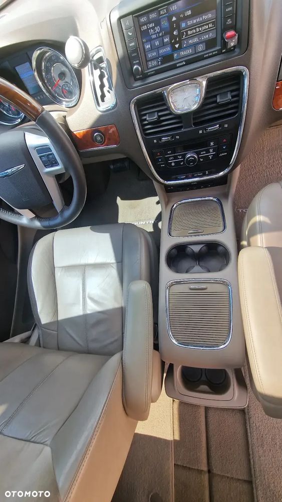 Chrysler Town & Country 3.6 Limited - 14
