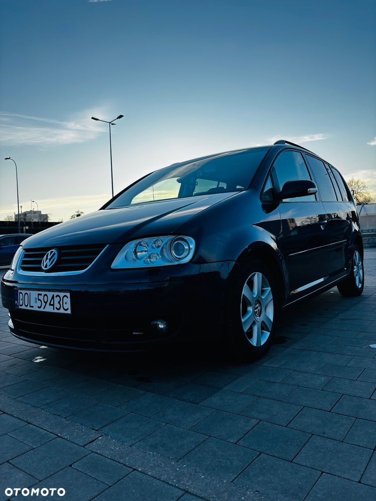 Volkswagen Touran 1.6 FSI Highline - 1