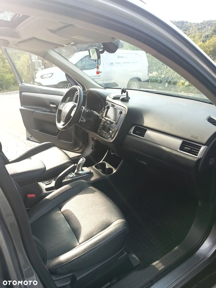 Mitsubishi Outlander Instyle NAVI + - 8