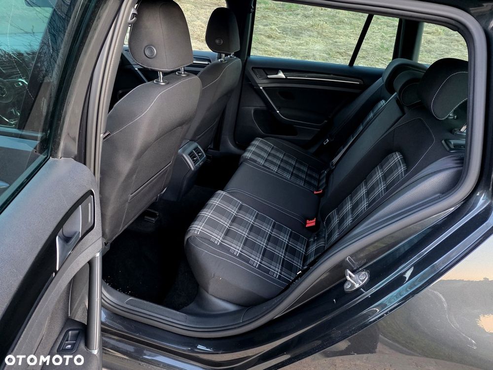 Volkswagen Golf - 10