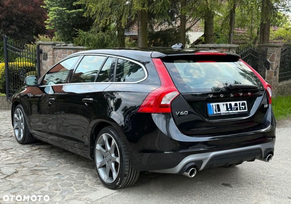 Volvo V60 D2 R-Design - 3