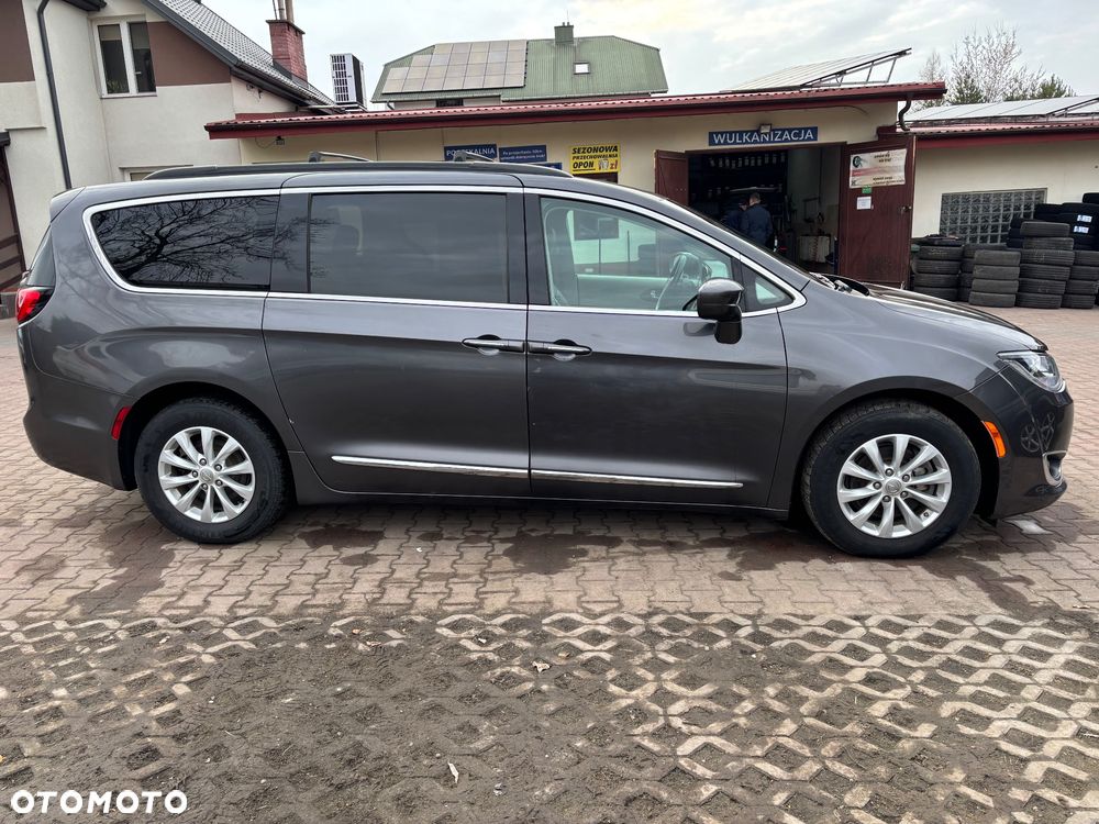 Chrysler Pacifica - 5