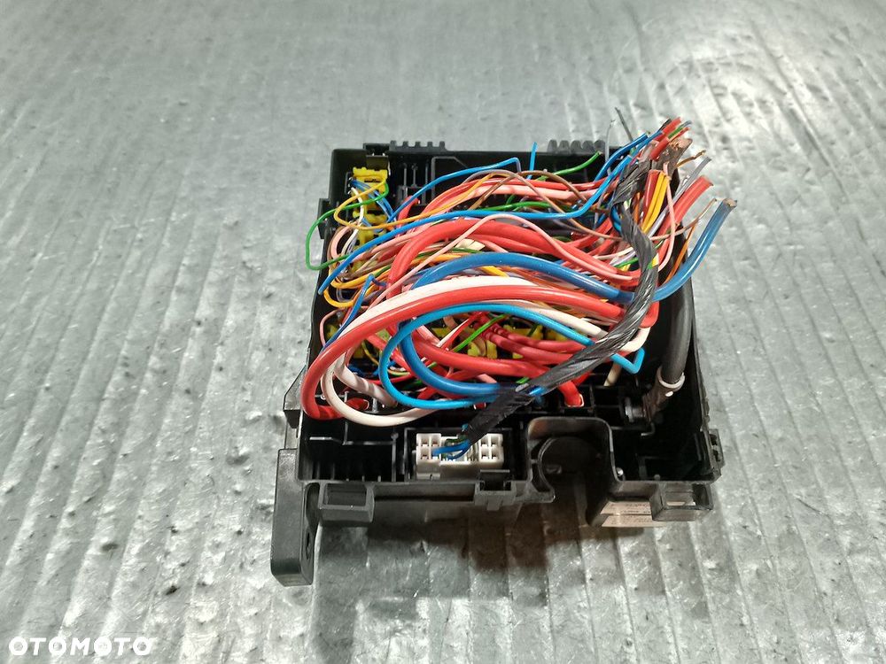 SKRZYNKA BEZPIECZNIKÓW WEWNĘTRZNA KIA SPORTAGE III 91451-3U484 1.7 CRDI - 4