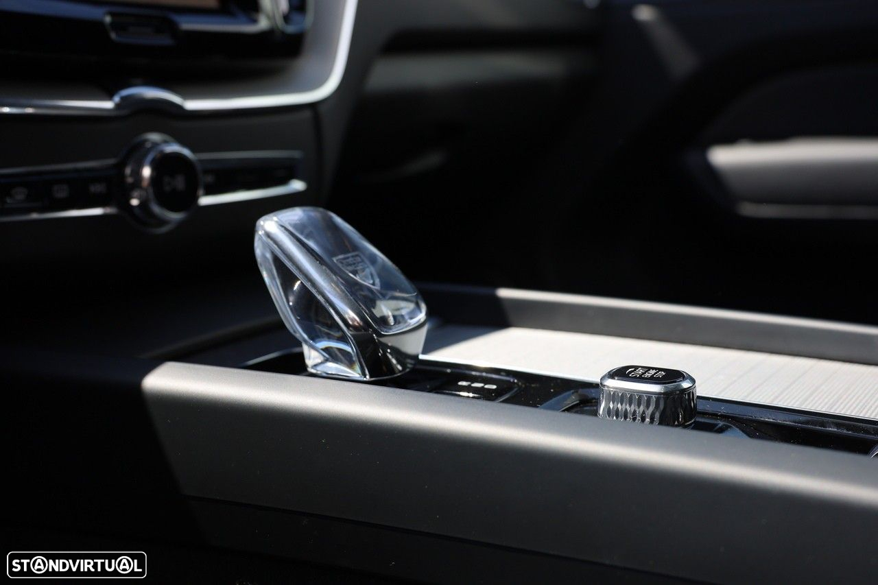 Volvo XC 60 2.0 B4 Plus Dark - 17