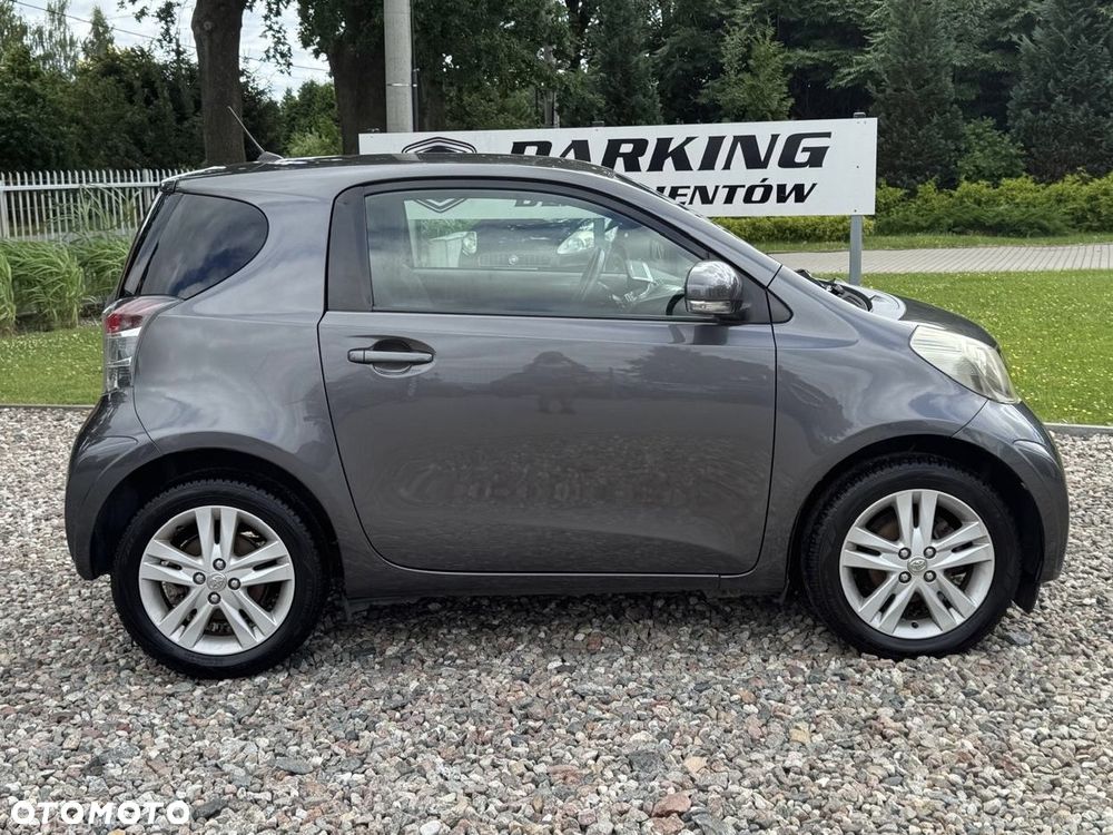 Toyota iQ - 8