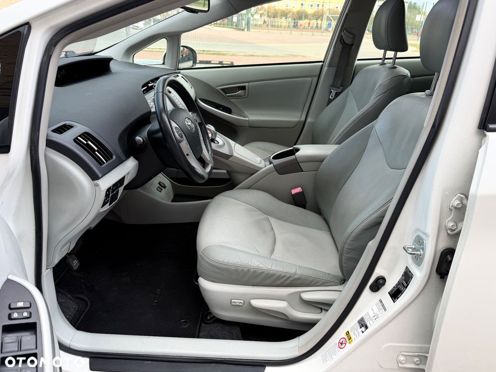 Toyota Prius 1.8 HSD Premium - 9
