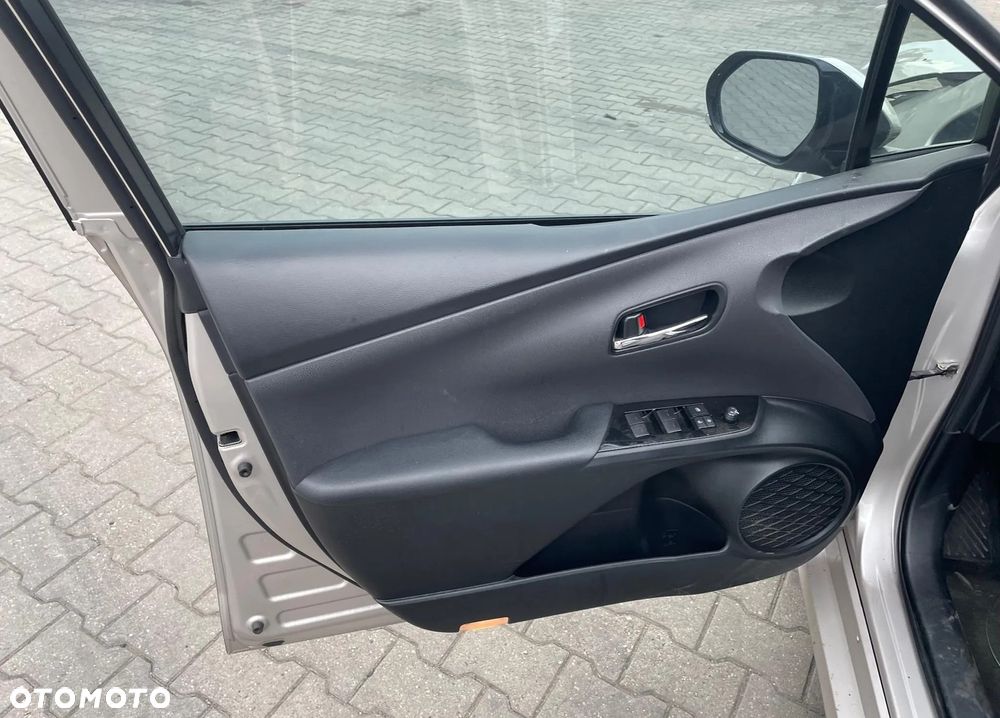 Toyota Prius ver-1-8-hybrid-executive - 14