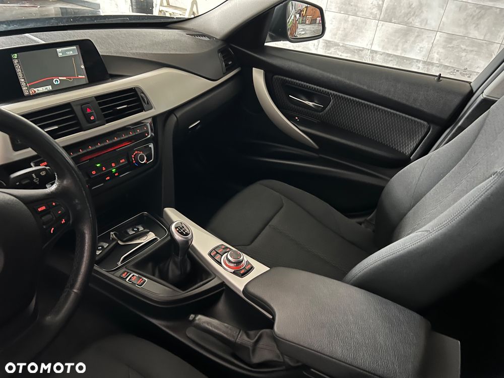 BMW Seria 3 318d xDrive - 13