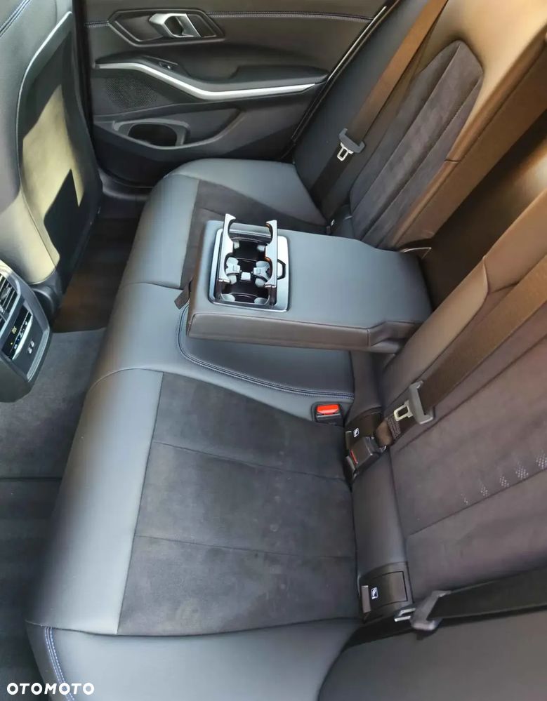 BMW Seria 3 318i M Sport - 16