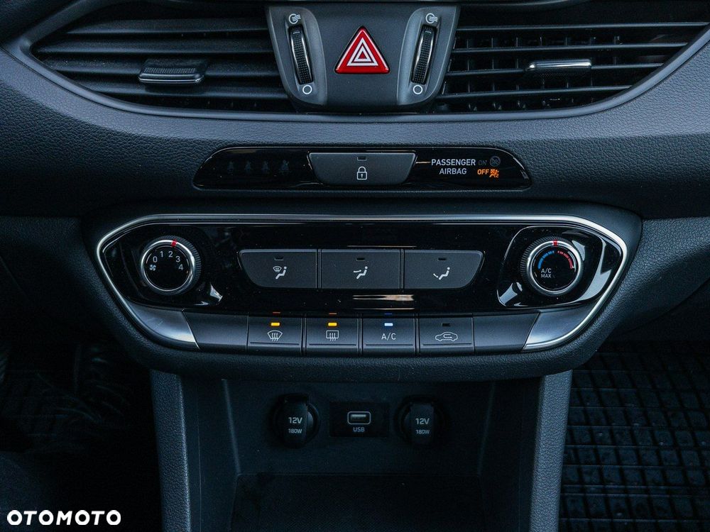 Hyundai i30 1.5 DPI Classic + - 22