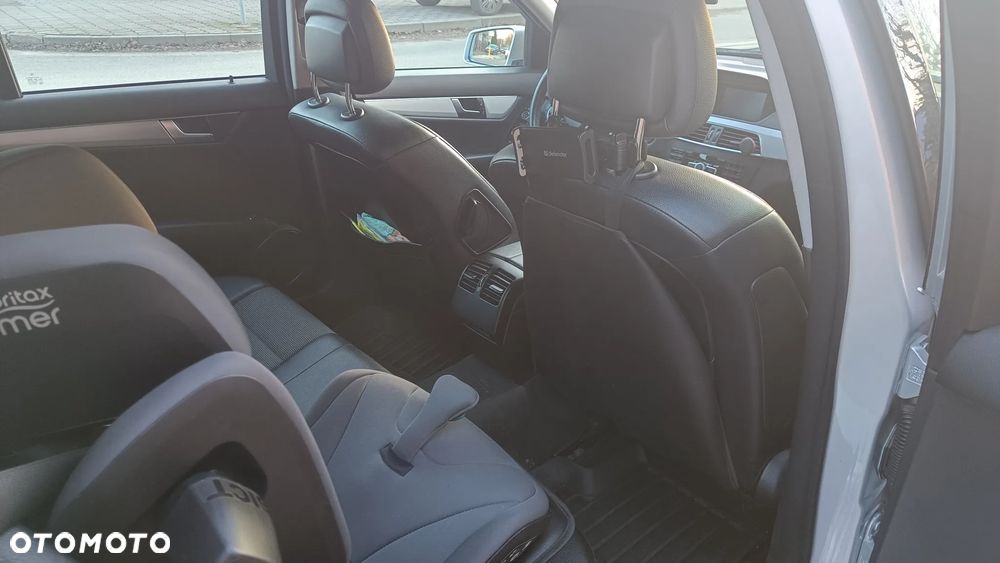Mercedes-Benz Klasa C 180 CGI BlueEFFICIENCY Avantgarde - 8