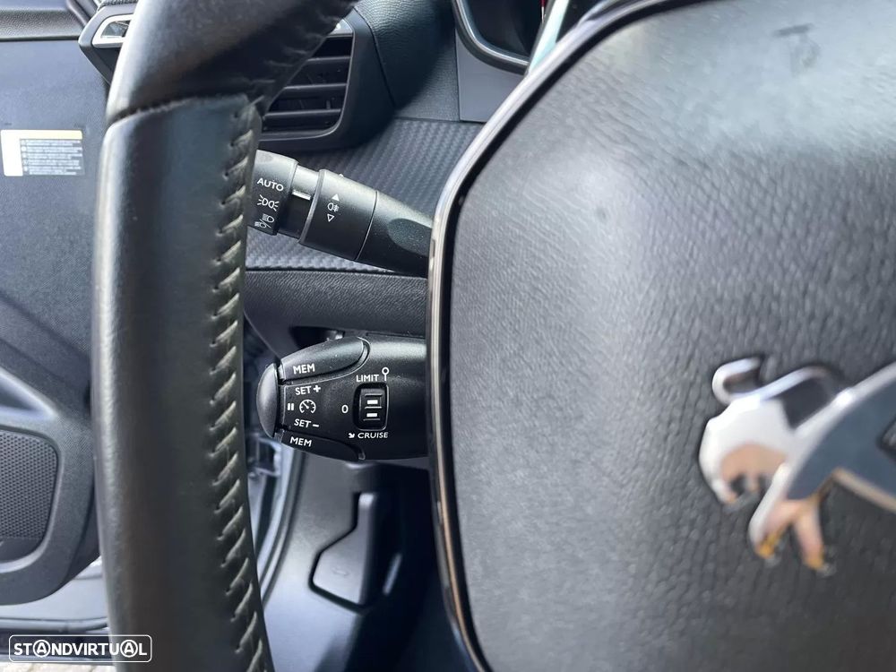 Peugeot 2008 1.2 PureTech Allure - 29