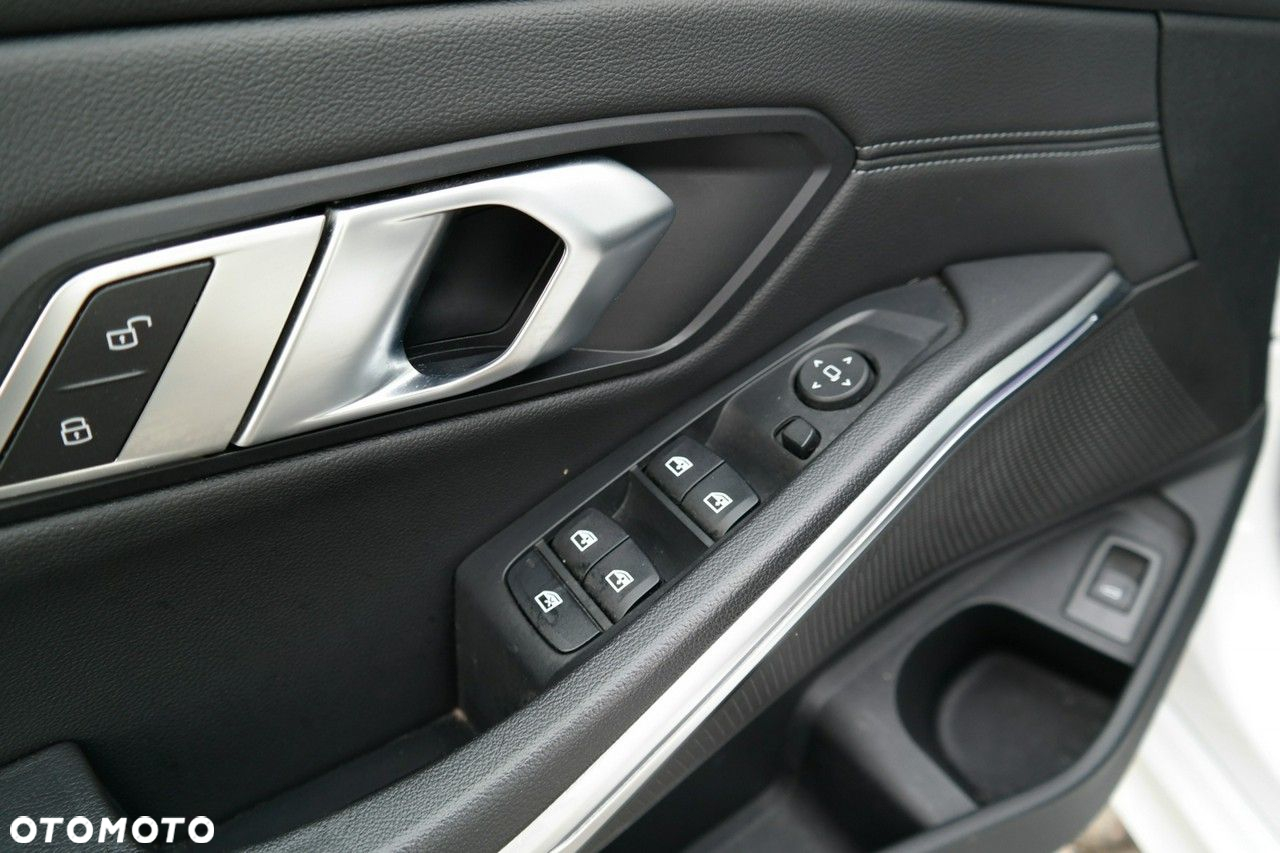 BMW Seria 3 318d Sport Line Shadow - 12