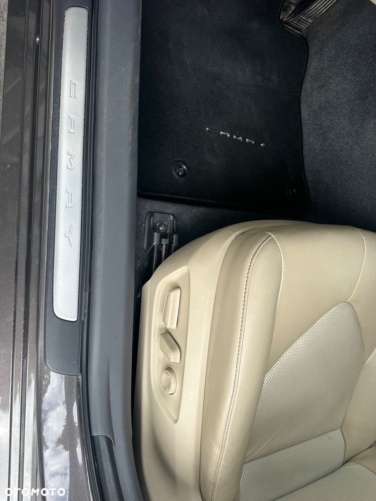 Toyota Camry Executive - 17