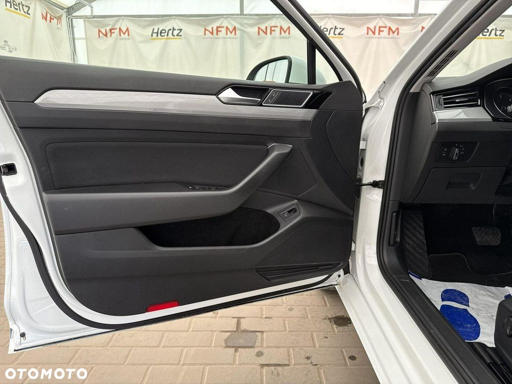 Volkswagen Passat - 11