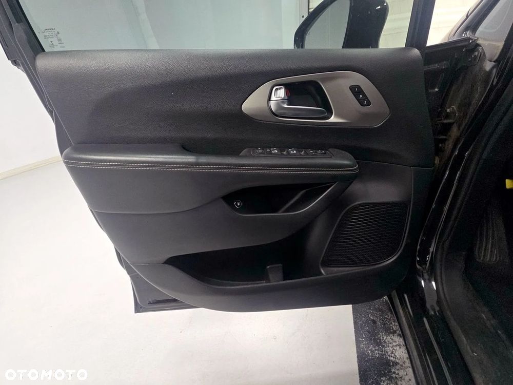 Chrysler Pacifica - 32