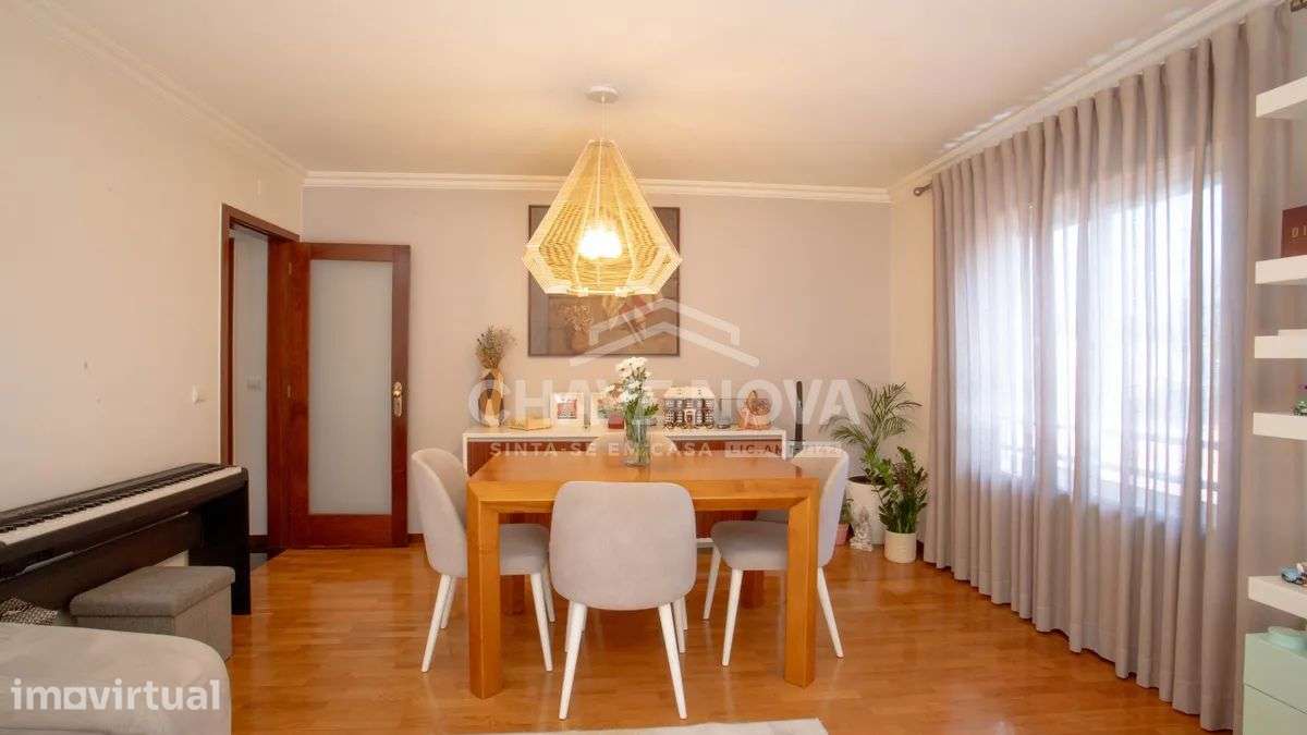 T2 com ótima luz natural, varandas, garagem, arrumos - Grande imagem: 5/37