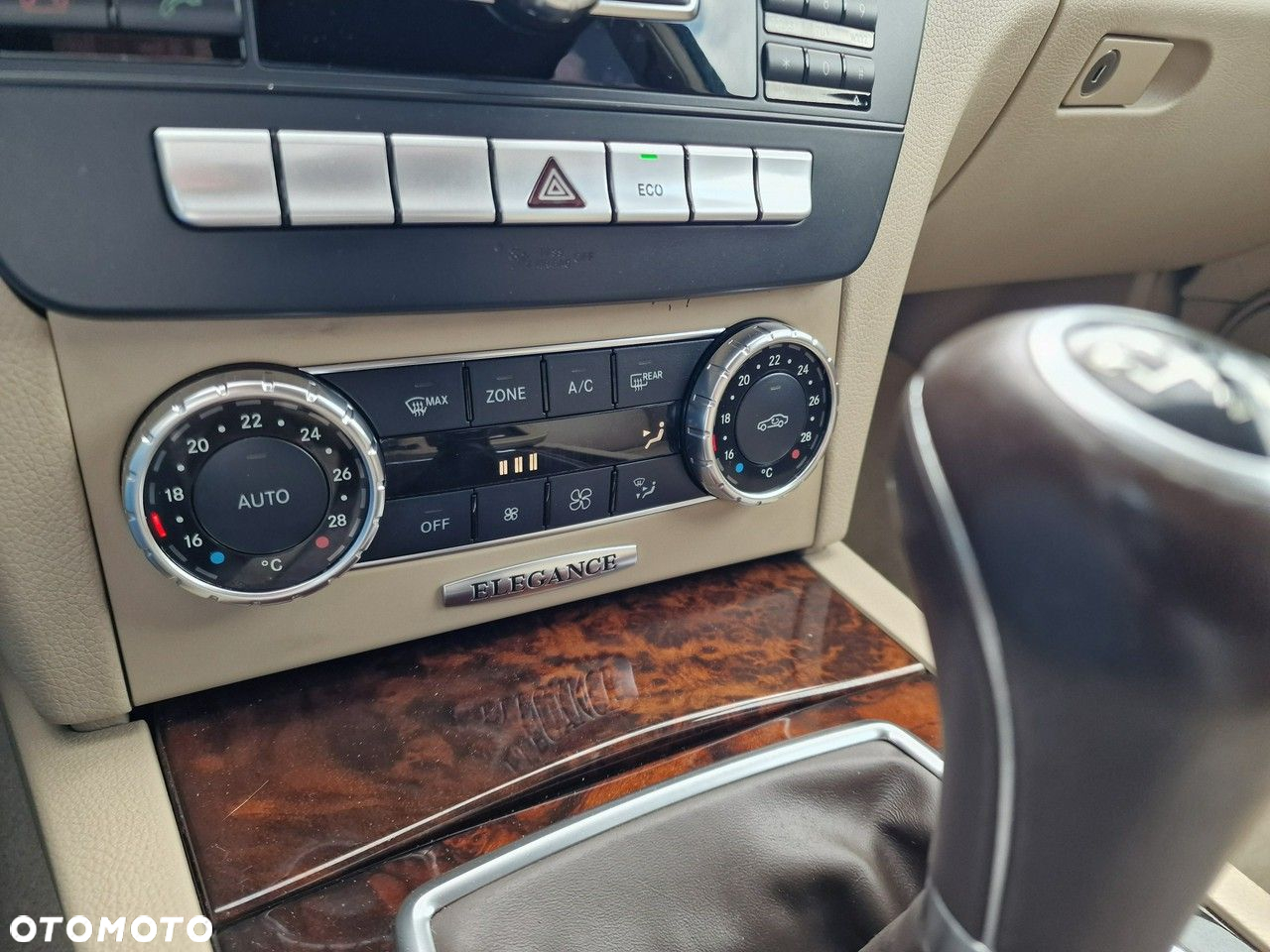 Mercedes-Benz Klasa C 180 CGI BlueEFFICIENCY Elegance - 27