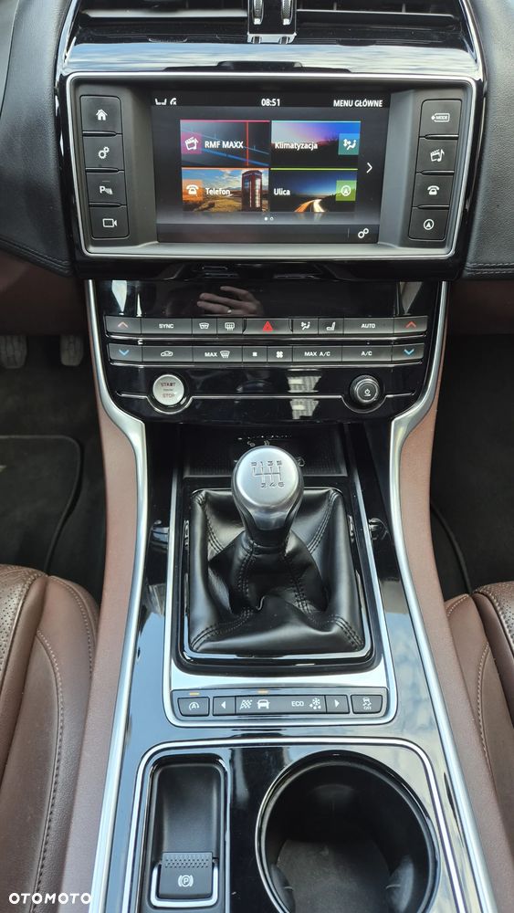 Jaguar XE 2.0 D Portfolio - 13