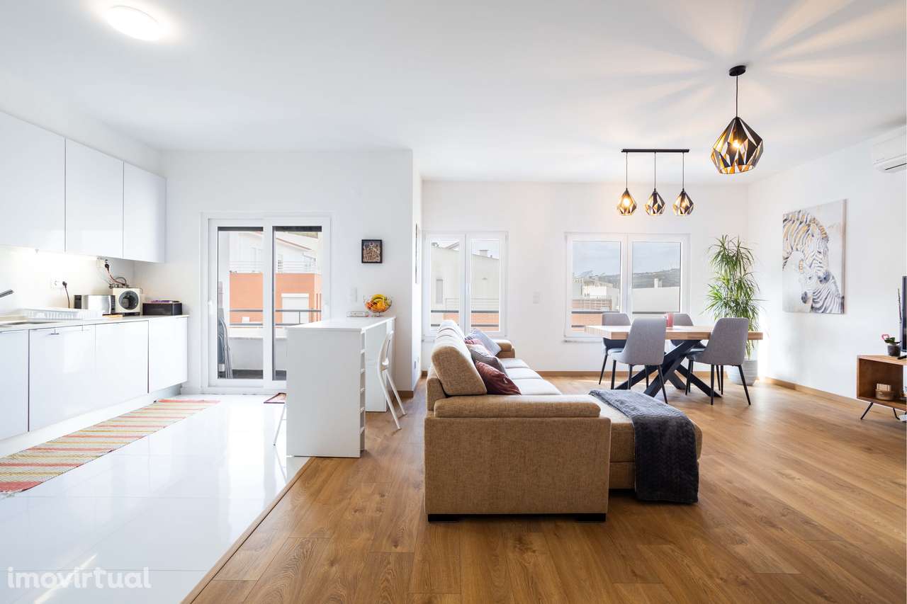 Descubra o Seu Refúgio Familiar: Moderno T2 com Varanda e Estacionamen - Grande imagem: 4/36