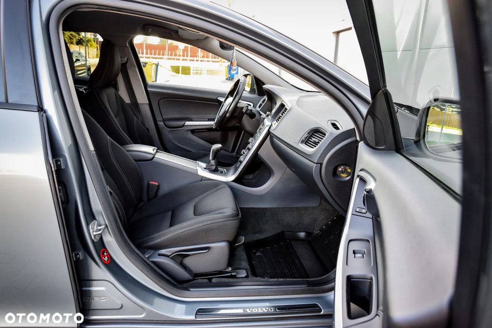 Volvo V60 D3 Drive-E Momentum - 26