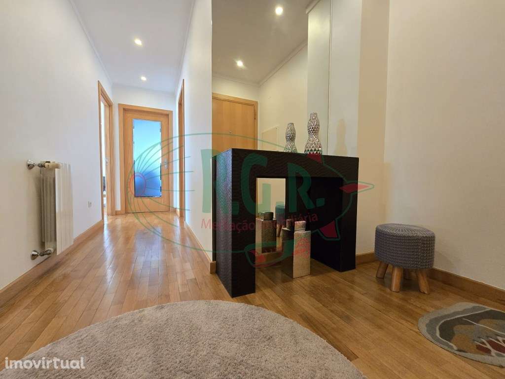 Apartamento T2| Lg Garagem 2 Carros | Localização Central São Cosme - Grande imagem: 3/49