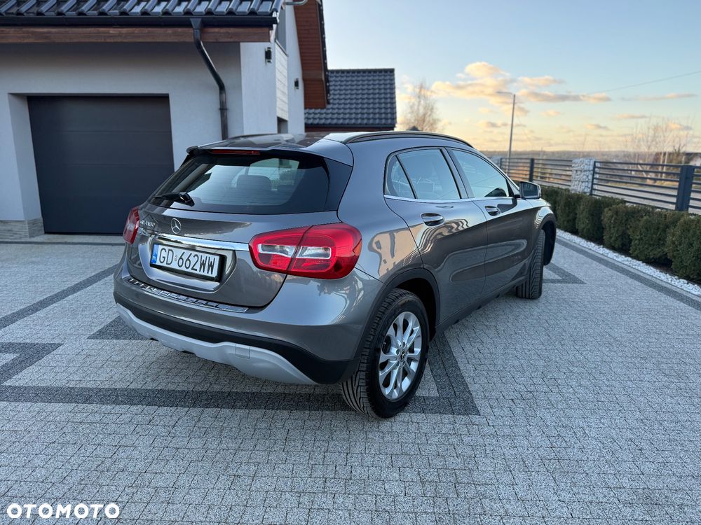 Mercedes-Benz GLA 180 7G-DCT - 5