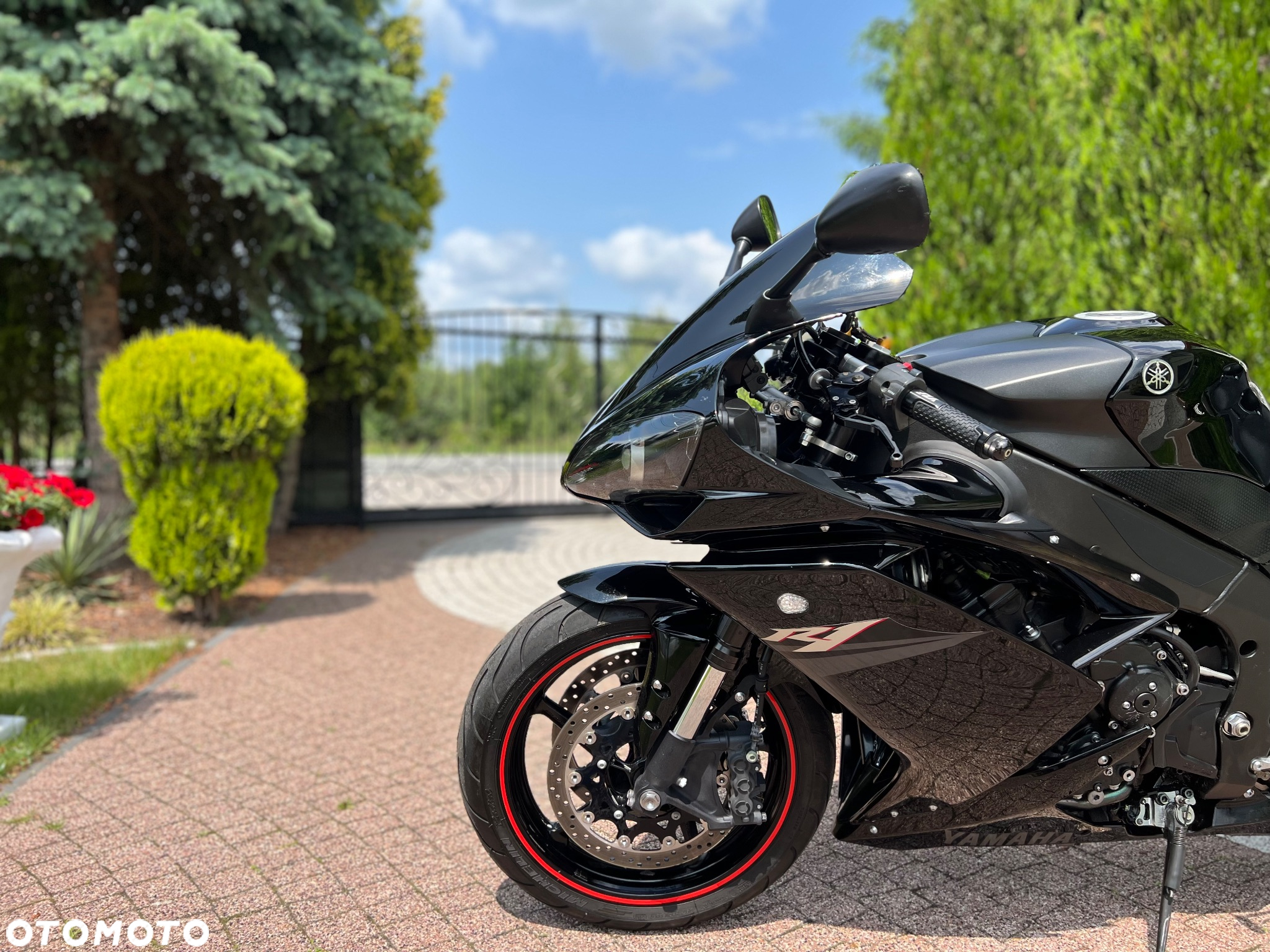 Yamaha R1 - 25