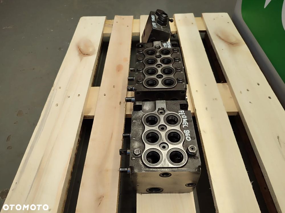 Blok hydrauliczny 161B7017 140A26687 161B5001 Fermec 860 - 4