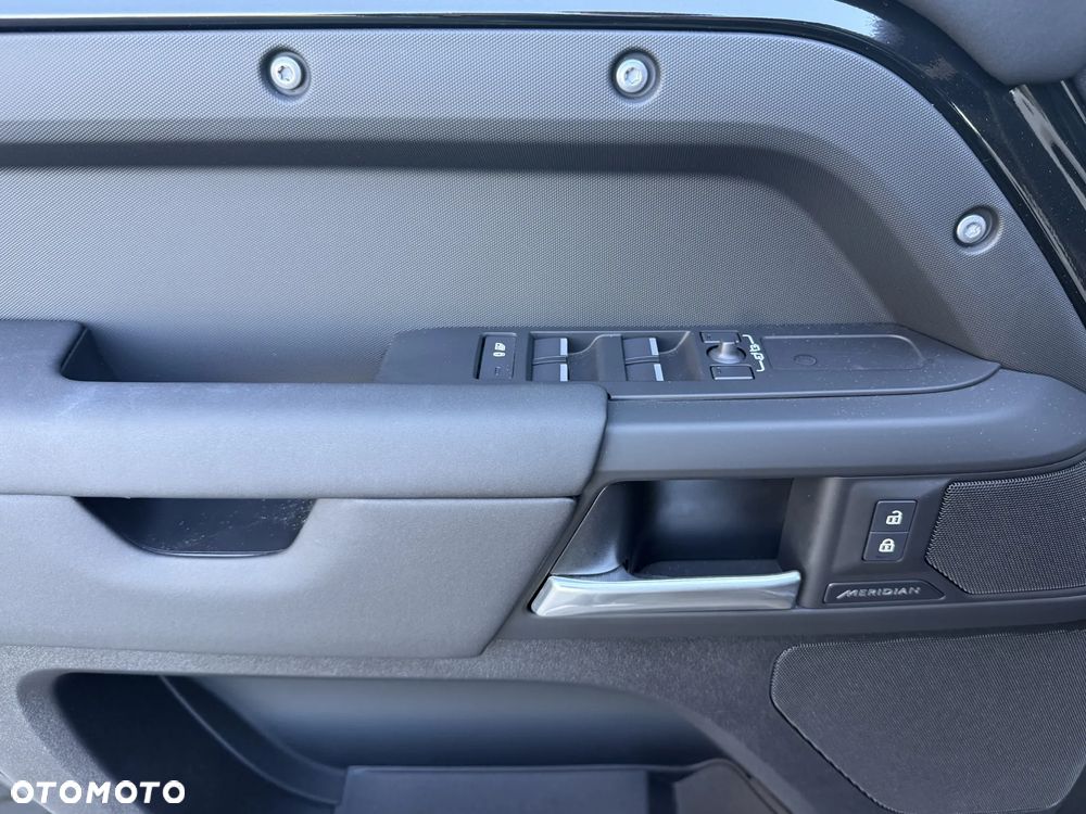 Land Rover Defender 110 D250 S - 14